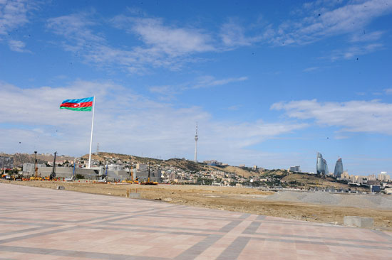 President Ilham Aliyev examines construction progress in 2-4 km section of Baku-Alat highway (PHOTO)